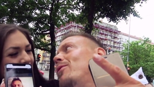 Hitzefrei.com: Flat deutsch Lullu Gun caged in public